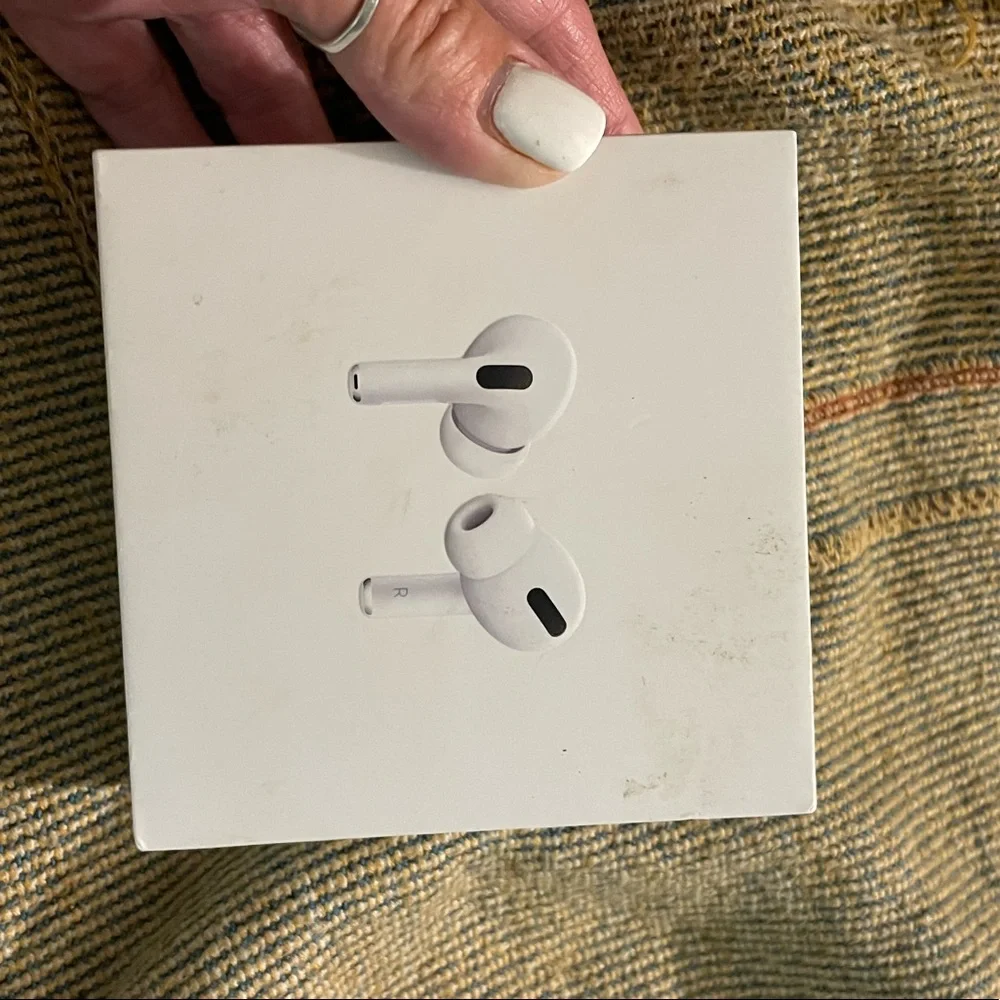 Apple air pod pros. - Picture 6 of 8